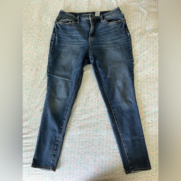 SIZE: 10 petite, 64% cotton, 30% polyester, 6% spandex - Picture 2 of 2